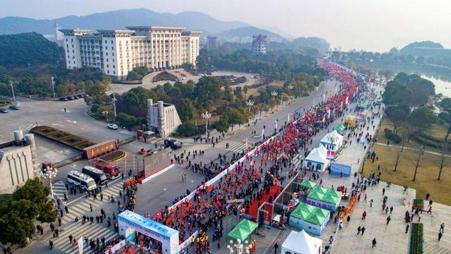 2017黄石磁湖国际半程马拉松圆满举行 逾1.2万人参赛